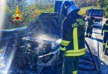 FOTO/ Auto in transito va a fuoco: salvi per miracolo tre persone