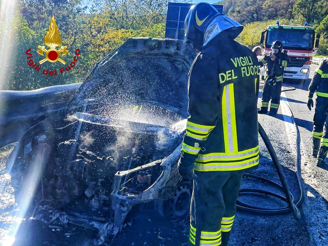 FOTO/ Auto in transito va a fuoco: salvi per miracolo tre persone