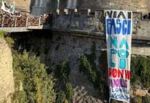 Meloni a Napoli, protesta studenti con striscione su Maschio Angioino