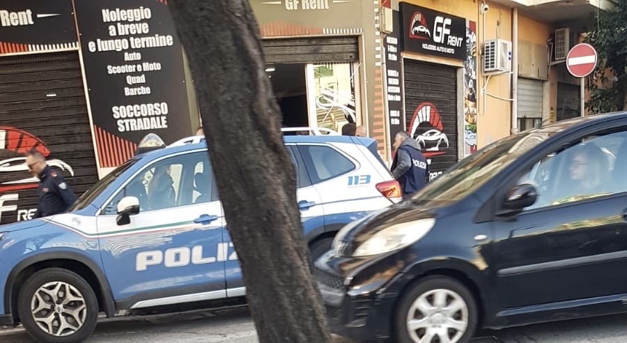 Salerno, perquisizioni della polizia alla ricerca di armi e droga Salerno, perquisizioni della polizia alla ricerca di armi e droga
