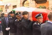 Folla e commozione per l’ultimo saluto al poliziotto Scarpati: il feretro avvolto nel Tricolore