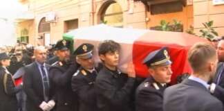 L’ultimo saluto al poliziotto Scarpati: il feretro avvolto nel Tricolore
