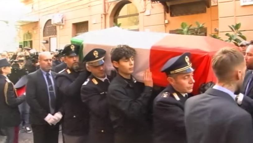 L’ultimo saluto al poliziotto Scarpati: il feretro avvolto nel Tricolore