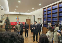 I Carabinieri accolgono e abbracciano i ragazzi delle case famiglia