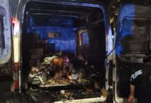 FOTO/ Viale degli Atlantici, a fuoco un mezzo di un venditore ambulante