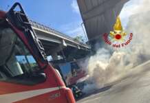 Via Irno, auto in fiamme: traffico in tilt