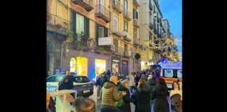 Crolla un pezzo di cornicione a via Toledo, ferite due turiste