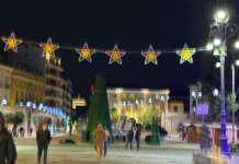 FOTO- Il grande albero in Piazza e luci di stelle: parte il Natale