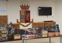 Commercio illegale di fuochi d’artificio, sequestrati 200 kd di botti dalla Polizia