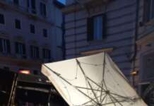 FOTO/ Vento e pioggia a Napoli, volano in aria i gazebo