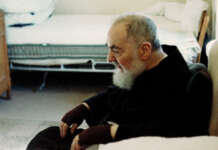 Padre Pio tra dubbi e venerazione: incursione televisiva nei luoghi del Santo Padre Pio