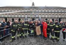 Befana acrobatica dei Caschi Rossi in Piazza Plebiscito con Geolier