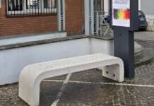 Casapulla, installata la panchina multimediale con Led wall