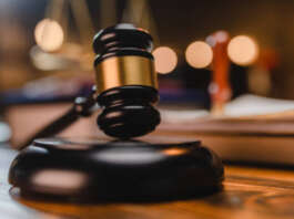 Anni senza mantenimento ai figli e minacce all’ex: condannato 32enne