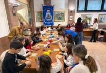 “Intrecci di Radici”: bambini a lezione di tessitura nell’antica bottega