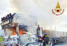 VIDEO/ Tir prende fuoco sulla A16, Vigili del Fuoco evitano il peggio