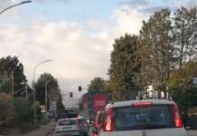 Paura a Piano Cappelle, incidente al semaforo: auto ribaltata