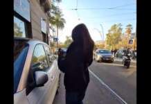VIDEO/ Borrelli becca un’auto parcheggiata sul marciapiedi, la proprietaria: “Posso farlo, la pizzeria è mia”