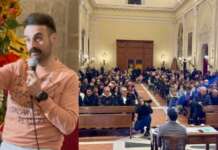 VIDEO/ San Lorenzo Maggiore, chiesa gremita per l’incontro con don Roberto Faccenda