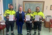 Spengono l’incendio di un’auto e salvano gli occupanti: encomio per tre volontari della Protezione Civile