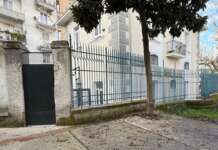 Parco Minopoli, cittadino intrappolato all’interno dopo la chiusura anticipata: richiesti chiarimenti immediati.