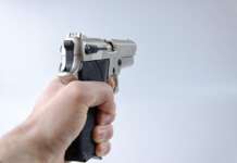 Ferito all’esterno di un bar a Napoli: “Mi hanno rapinato” Rapina