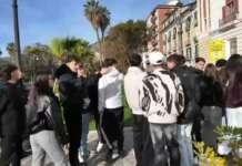 Genovesi-Da Vinci: la guerra delle aule, studenti in protesta sotto la Provincia