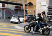 Lo pestano e poi lo costringono a usare carte credito, arrestati