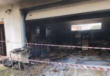 Fiamme in un’autorimessa: danneggiate alcune vetture