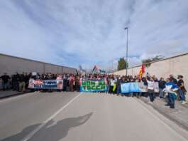 Bagnoli, migliaia in corteo per “Bonifica, spiaggia e bosco”: accuse a Manfredi e America’s Cup