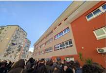 VIDEO/ Liceo Alberti, in piazza genitori e studenti per la riapertura: ci sono spiragli, ma non immediati