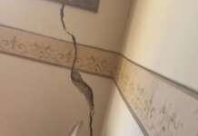 Palazzo a rischio crollo, appello da Pianura: “Gente in ansia, Comune di Napoli si attivi e stop ritardi”