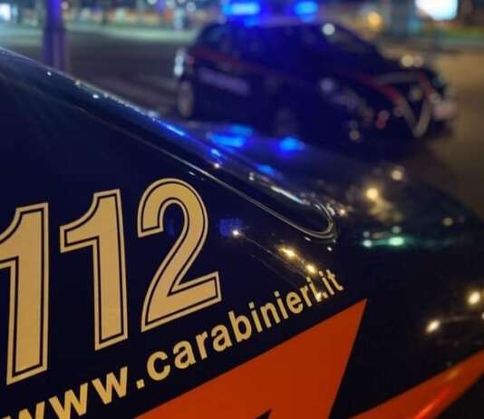 Auto ribaltata senza occupanti: al suo interno rinvenuto sangue e un ordigno artigianale Carabinieri