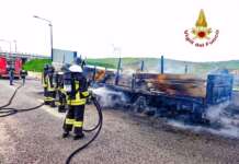 Autoarticolato in fiamme: paura sull’autostrada