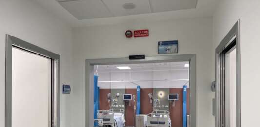 Va al pronto soccorso e perde il controllo: medico, infermiera e guardia giurata aggrediti