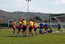 VIDEO & FOTO/ Benevento on fire verso il Cosenza: la squadra gialla vince la partitella e scatta la festa