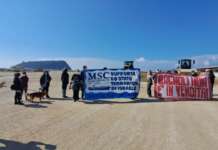 VIDEO/ Cantiere Bagnoli, blitz rete ‘No America’s Cup’: “Vogliamo bonifica reale, lavoro stabile e salute”