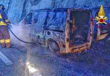 Autocarro in fiamme: paura sull’autostrada