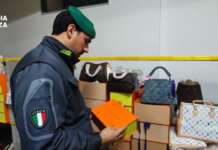 VIDEO/ Scoperto centro commerciale del falso da 530 mq nel Napoletano