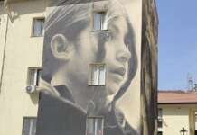 Rimosso il condizionatore che deturpava il murale: il proprietario chiede scusa