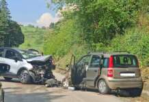FOTO/ Scontro frontale alle porte della città: tre feriti, traffico in tilt
