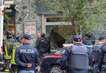 Napoli, rapina al Vomero: ostaggi liberati, rapinatori ancora dentro la banca
