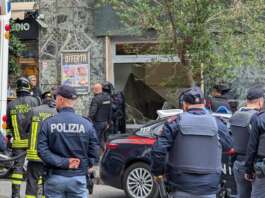 Napoli, rapina al Vomero: ostaggi liberati, rapinatori ancora dentro la banca