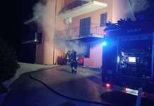 FOTO/ Auto in fiamme nella notte a Tocco Caudio: distrutta una Opel corsa