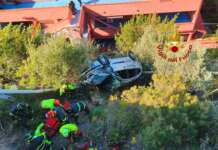 Auto vola giù nel burrone per 15 metri: quattro feriti e paura dopo l’impatto con un furgone