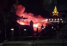 Inferno di fuoco al Marina di Arechi: yacht di 18 metri distrutto dalle fiamme