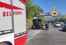 Autocarro in fiamme sul raccordo autostradale Salerno-Avellino