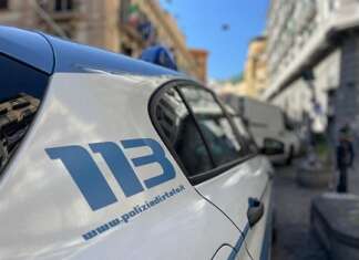 Uomo armato si barrica in casa a Napoli Polizia Napoli