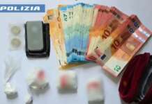 Blitz della Polizia nel Napoletano: cocaina, soldi e bilancino in un appartamento