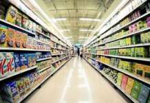 Ruba e beve alcol nel supermercato, poi minaccia la cassiera e spacca tutto